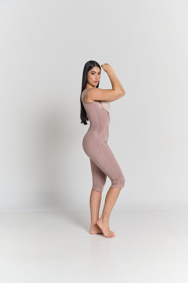 Psi008 Faja con realce invisible, short capri, cierre y broches. Ahora con manga corta para mejor cobertura. Torso largo o mujeres altas.