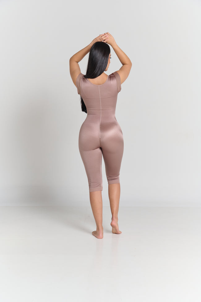Psi008 Faja con realce invisible, short capri, cierre y broches. Ahora con manga corta para mejor cobertura. Torso largo o mujeres altas.
