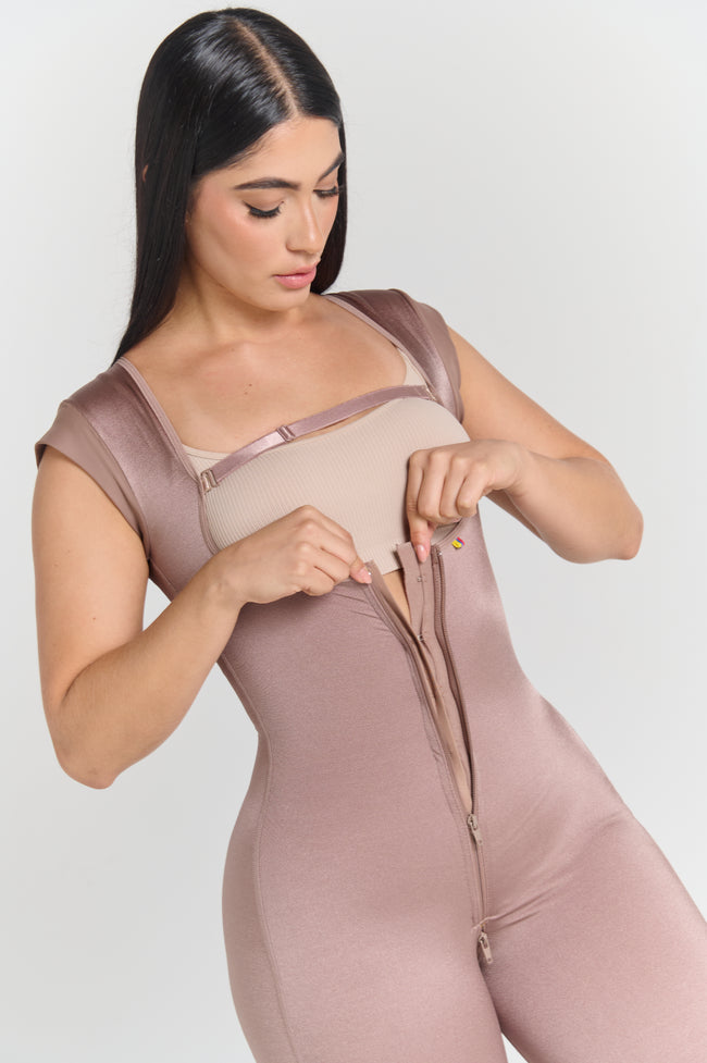 Psi008 Faja con realce invisible, short capri, cierre y broches. Ahora con manga corta para mejor cobertura. Torso largo o mujeres altas.