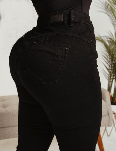 1054 Jeans negro tipo skinny levanta cola Colombian butt lifter jeans reduced at the waist and wide at the hips.